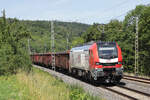 Die von der MEG eingesetzte 2159 235 befindet sich mit ihrer Fuhre bei Winterhausen, 10.07.2026