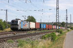 Die von AmE Raillogistik eingesetzte Railpool 193 151 mit Containern bei Winterhausen, 10.07.2026