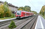 Am 5.10.11 hielt „Mopsgesicht“ 440 825 im elf Monate zuvor reaktivierten Haltepunkt Burgbernheim-Wildbad. Sieben Jahre nach Bild 935368 waren zwar die Bahnsteige von Grünwuchs befreit, dafür wuchs ein Tannenbaum zwischen den Gleisen. 