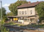 Elf Jahre nach # 985738 fehlten in Herrnberchtheim neben den Sträuchern vor dem Empfangsgebäude auch die Bahnsteige zwischen den Gleisen.