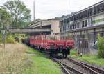 Am Vormittag des 4.9.15 wartete eine Güterwagengruppe im  Gewerbegebiet Spitzwasen  darauf, abgeholt zu werden. (Blick nach Osten)