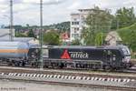 X4E-872 wartete am 4.9.15 im Bahnhof Ochsenfurt mit ihrem Güterzug auf die Überholung durch einen ICE. Die Häuser im Hintergrund gehören zu Kleinochsenfurt auf der anderen Mainseite.