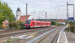 440 308 kam am 18.9.12 auf Gleis 2 in Winterhausen an. Hinter der Kirche liegt der Main und dahinter? Richtig, Sommerhausen!