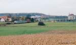 Panorama-Aufnahme von Hartershofen am 27.10.00: Links das Dorf, vorne die Regionalbahn nach Rothenburg, dahinter der Haltepunkt und rechts das Umspannwerk.