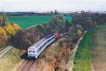 Die Regionalbahn nach Rothenburg wurde am 17.10.00 etwa 1,5 km westlich von Steinach fotografiert.
