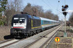 Beacon ES 64 U2 - 097 [9180 6182 597-5 D-DISPO] durchfährt mit ALX RE 25 Prag - München den Haltepunkt Fasanerie im Norden von München, 25.02.2024