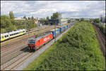 Foxrail 193941 erreicht hier am 15.9.2025 um 13.21 Uhr mit einem Containerzug LKW-Walter aus Richtung Landau kommend den Hauptbahnhof von Regensburg.