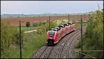 DB ET 1463001-6 kommt hier am 21.4.2026 um 14.35 Uhr auf dem Weg nach Regensburg um die Kurve bei Alteglosheim.
