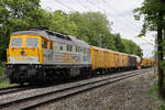 V 300 18 der SGL bei den Bauarbeiten zwischen Riem und Markt Schwaben. Hier arbeitet sie sich gerade im Schneckentempo voran. Feldkirchen am 14.5.26.