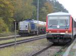 Im Bahnhof Kastl bei Alttting die Regionalbahn nach Burghausen und ein Gterzug vom Werk Gendorf mit einer Lok der Mittelweserbahn.