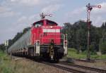 294 661-4 ist am 17. August 2011 mit dem Burghausener Mllzug bei Tling unterwegs.