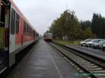 Im Bahnhof Kastl die Regionalbahn nach Burghausen und die einfahrende Regionalbahn von Burghausen