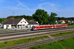 Alltagsbetrieb im Mühldorfer Linienstern: Der 628 576 der Südostbayernbahn als RB 27973 von Mühldorf nach Salzburg HBF hält am Bahnhof von Garching vor dem aus dem Jahr 1908