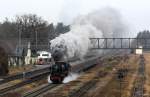 trotz miesen Wetters ein tolles Erlebnis: 41 018 der Dampflokgesellschaft Mnchen mit Nikolaus-Dampfzug nach Salzburg bei der Durchfahrt Bahnhof Garching an der Alz, fotografiert am 11.12.2011  