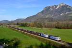 In unregelmäßigen Abständen kann man Neuwagentransporte mit Fahrzeugen der Marke Mini im Inntal beobachten. So auch am 31. Oktober 2017, als 186 440 und 151 018 einen solchen Zug nach Kufstein brachten. Bei Kirnstein konnte ich diese Leistung mit dem Heuberg im Hintergrund ablichten.