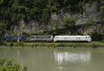 Mit dem deutlich vernehmbaren Brummen des Dieselmotors passiert die Stadler Eurodual 159 207 von ELP auf dem Weg nach Norden am 20.07.2020 gleich die Staatsgrenze zwischen Österreich und