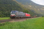 Vectron 193 652 von MRCE und ein unbekannter Vectron der DBAG führen einen langen Zug auf der Inntalbahn zwischen Flintsbach und Oberaudorf nach Süden.