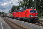 Auf ihrem Weg von Norddeutschland nach Italien durchfahren zwei Vectron der DB Aßling in Oberbayern.