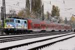 Die Biergarten 111 066 und 111 023-8 fahren den RE von Salzburg nach Mnchen durch Mnchen Heimeranplatz am 28.10.2012