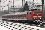 Die Nrnberger 111 200-6 mit dem RE von Mnchen Hbf nach Salzburg durch Mnchen Heimeranplatz am 26.01.2013