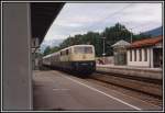 111 034 bringt im Juli 2000 eine Regionalbahn von Rosenheim nach Kufstein. Aufgenommen in Kiefersfelden.