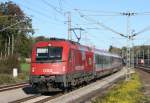 1216 016 mit EC 85 (Mnchen Hbf–Bologna) am 19.10.2014 in Grafing Bahnhof, aufgenommen vom Bahnsteigende