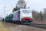 Kurz vor dem Bahnhof Rosenheim ist die gepflegte 186 442 der Lokomotion Richtung S�den unterwegs. Am Haken hat sie einen langen G�terzug, beladen mit fabrikneuen Pkw.
Freitag, 24. Feb. 2023, 10.40 Uhr
