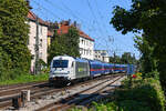 Eine interessante Leistung gab es am 21. August 2023 zu beobachten. Die erst kürzlich vom italienischen EVU InRail übernommene und bereits in den Farben von railadventure umlackierte 190 311 beförderte den NightJet Testzug von Österreich nach Deutschland. Unter dem Namen Siemens Viaggio Next Level vermarktet, wurden bereits 33 neue 230 km/h schnelle siebenteilige Zuggarnituren von den ÖBB bestellt. Der wieder aufstrebende Nachtzugverkehr soll dadurch auf ein zeitgemäßes Niveau gebracht werden. Ein solcher neuer NightJet besteht aus 7 Wagen, zwei Schlafwagen (WLAmz) mit je 20 Betten in 10 Abteilen, drei Liegewagen (Bcmz) mit je 40 Betten (28 Mini-Suites) und zwei Sitzwagen (1× Bfmpz, 1× ABbmpvz) mit ca. 80 Plätzen. Der Testzug bestand an diesem Tage allerdings nur aus sechs Wagen. Bei der Einfahrt in den Bahnhof München Süd konnte ich die Leistung dokumentieren, die dort dann für einige Zeit Pause machte. 