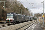 die in Diensten von BLS Cargo stehende Beacon X4 E - 711 mit neuen Autos, Aßling, 18.02.2026