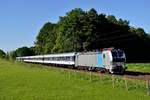 Am 20. Juli 2016 konnte am bekannten Bahnübergang bei Vogl die 193 824 mit dem Meridian Ersatzzug nach Kufstein fotografiert werden. Die Lok wurde erst vor wenigen Tagen an Railpool ausgeliefert. Auch wenn die zahlreich anwesenden Fotografen natürlich auf eine Lokomotion 139 oder 151 gewartet haben, bin ich mit der Bespannung nachträglich nicht unzufrieden, denn inzwischen läuft dieser Vectron in komplett anderen Diensten.