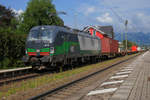 193 280 - ein Vectron der Firma ELL - durchfährt mit einem Containerzug den Bahnhof Kiefersfelden in Richtung Kufstein.