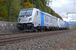 Die Lokomotiven 187 348 der Railpool und 186 441 der Lokomotion führen einen Zug des kombinierten Verkehrs von München zum Brenner, zur Grenze nach Italien.