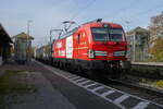 DB Vectron 193 342  Unlock The Dock  und MRCE Vectron 193 704 durchfahren den Bahnhof Brannenburg auf ihrem Weg nach Kufstein, wo sie eine längere Pause einlegen werden.