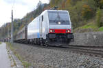 Die gepflegte 186 288 der Railpool hat mit ihrem Güterzug gerade Kufstein verlassen und beschleunigt Richtung München.