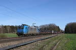 185 526 mit einem gemischten Güterzug aus München kommend am 20. März 2024 bei Brannenburg.