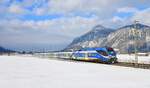 Über Rosenheim hing eine dichte Wolkendecke, als ET 312 der BRB (1430 012) am 11.01.2026 als RB 79069 auf dem Weg von München Hbf nach Kufstein die verschneiten Felder bei Oberaudorf passierte.