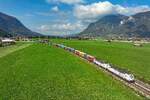 Ab Kufstein bespannte am 04. Januar 2026 die 7193 336 mit einer Schwester-Maschine den KLV-Zug TEC 43143 auf seiner Fahrt von L�beck-Skandinavienkai nach Verona Q.E. in Italien. Bei Langkampfen im unteren Inntal konnte ich die bunt beladene Leistung in der winterlichen Landschaft dokumentieren. 
