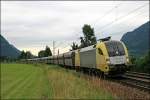 ES64U2-017 legt sich mit dem 47892, von Linz Stahlwerke nach Lrruns, bei Oberaudorf in die Kurve. (04.07.2008)
