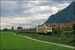 ES64U2-017 bringt beim Kloster Raisach den 47892, Linz Stahlwerke - Lrruns, nach Bludenz.