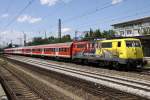 Die ADAC 111 024-6 und 111 002-2 fahren einen RE von Mnchen nach Salzburg durch Mnchen Heimeranplatz am 18.07.2012