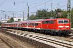 Die 111 043-6 und 111 022-0 fahren der RE von Mnchen nach Salzburg durch Mnchen Heimeranplatz am 10.09.2012