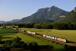 Die abendliche KLV-Leistung zum Brenner und weiter nach Italien wurde am 28. Juli 2013 von einem Railpool 186 Tandem traktioniert. Das rot-silberne Zebra 186 284 läuft vor der blau-silbernen 186 287, aufgenommen kurz bevor die Sonne verschwand, vor der Kulisse des Heubergs im Inntal.