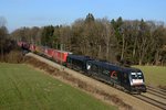 Der sogenannte  Transped -Zug DGS 43101 von Wanne-Eickel nach Verona wurde am 14. Dezember 2013 von einem schwarzen Doppel, bestehend aus ES 64 U2 099 und 098, Richtung Brenner befördert, aufgenommen bei Gutmart.