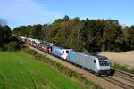 Unbeeindruckt vom Streik der GDL verkehrten am 19. Oktober 2014 die privaten EVU. So zum Beispiel der DGS 48867 von München Nord Rbf zum Brenner, den die 185 674 und die 189 917 gemeinsam führten. Ladegut: Diverse Produkte aus dem Hause Volkswagen. Aufgenommen wurde der fotogene Ganzzug bei Gutmart.