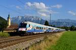 Kommt der RailJet Steuerwagen voraus, bleibt die Kamera aus. Eine Ausnahme machte ich am 22. August 2015, denn der RJ 661 von Bregenz nach Wien Westbahnhof lag beim Kloster Reisach schön im warmen Abendlicht. Und die Werbefolierung für Österreichs Skigebiete ist auch durchaus nicht unattraktiv....