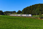 Am 07. Oktober 2023 konnte ich den 4010 106 bei Axdorf im Chiemgau fotografieren. Der Doppelstocktriebzug wurde leer nach Österreich überführt, denn die erforderlichen  Unterhaltungsarbeiten erfolgen nach wie vor bei ÖBB Stadler Services in Wien Westbahnhof. Die sechsteiligen Stadler KISS Triebzüge, die gebraucht von der österreichischen Westbahn übernommen wurden, kommen aktuell primär auf der Gäubahn zwischen Stuttgart und Zürich zum Einsatz. 