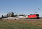 Die 101 091-7 schiebt den EC 218 bei Übersee am 06.01.2014