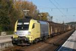 ES 64 U2-012 mit Gterzug Richtung Rosenheim am 14.10.2011 in Grafing Bahnhof