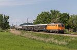 1142 635 fährt mit einem Classic-Courier durchs Chiemgau in Richtung Salzburg, aufgenommen am 28. Mai 2016.