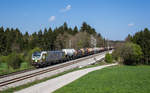 193 218 der SETG fährt am 9. April 2017 mit einem Knickkesselzug bei Grabenstätt in Richtung München.